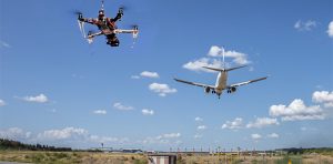 Un drone vola vicino un aeroporto
